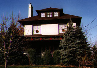 American foursquare with wraparound porch (1910)